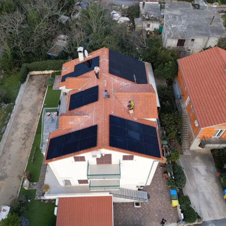 Ugradnja solarne elektrane Dalmacija, Hvar, Inverter Huawei, Baterija Huawei LUNA 2000 i solarni paneli trina vertex s+