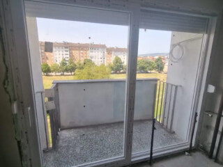 PVC klizna stijena s roletom za zatvaranje balkona &ndash; energetski učinkovita PVC stolarija s dobrom toplinskom izolacijom i puno dnevnog svjetla