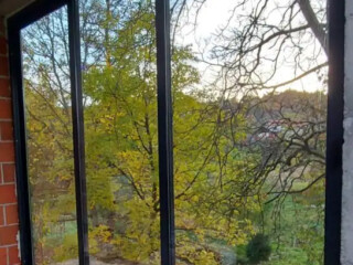 PVC klizna stijena s tri krila u antracit boji &ndash; energetski učinkovito zatvaranje balkona ili terase s dobrom toplinskom izolacijom i puno dnevnog svjetla