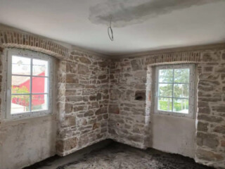 Ugradnja PVC prozora s prečkama u kamenoj kući &ndash; energetski učinkovita PVC stolarija s dobrom toplinskom izolacijom uz zadržavanje tradicionalnog izgleda