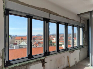 Ugradnja vi&scaron;ekrilnih PVC prozora u antracit boji &ndash; energetski učinkovita PVC stolarija s dobrom toplinskom izolacijom i velikim ostakljenim povr&scaron;inama