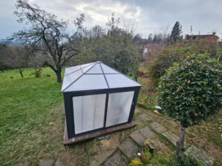 Vrtana sjenica s aluminjskom kontrukcijom