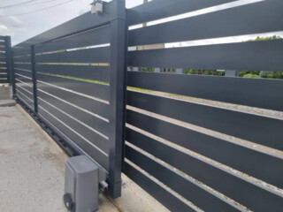 Aluminijska dvori&scaron;na klizna vrata s ugrađenim motorom &ndash; automatska klizna vrata za dvori&scaron;te s pouzdanim pogonom i povećanom sigurno&scaron;ću