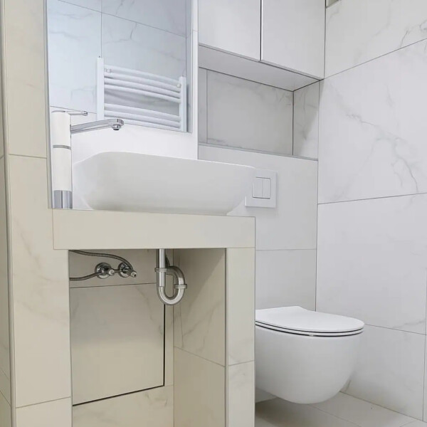 Adaptacija kupaonice ključ u ruke &ndash; izrada Knauf postolja za umivaonik, ugradnja i oblaganje ugradbenog Geberit vodokotlića, postava keramičkih pločica, vodoinstalaterski i električarski radovi