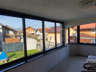 Zatvorena terasa s alu kliznim prozorima &ndash; aluminijska stolarija s toplinskom izolacijom, energetski učinkovito ostakljenje i crni aluminijski okviri