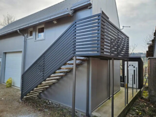 Aluminijsko vanjsko stepeni&scaron;te s modernom ogradom u antracit boji &ndash; sigurno i dugotrajno rje&scaron;enje za vanjski pristup objektu