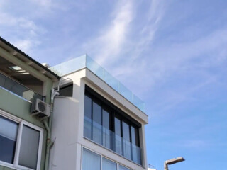 Bezokvirna staklena ograda &ndash; sigurna staklena ograda za balkon ili terasu s otvorenim pogledom i modernim izgledom