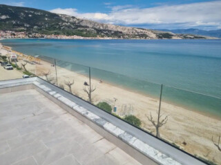 Bezokvirna staklena ograda na terasi s pogledom na more &ndash; sigurna staklena ograda s otvorenim pogledom i minimalističkim izgledom