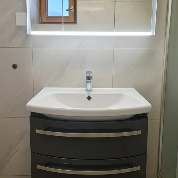 Adaptacija kupaonice - viseći umivaonik, led rasvjeta