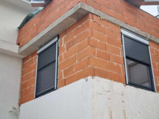 Aluminijski prozori s ugrađenim roletama i rolo komarnicima &ndash; moderna ALU stolarija s antracit okvirima i dobrom toplinskom izolacijom za energetsku učinkovitost