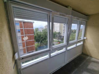 PVC prozori s roletama za zatvaranje balkona i lođe &ndash; energetski učinkovita stolarija s dobrom toplinskom i zvučnom izolacijom