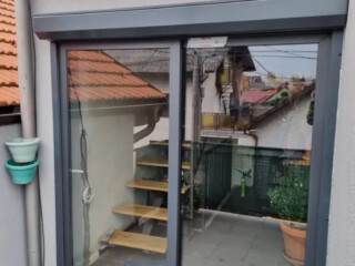 PVC klizna stijena s roletom u antracit boji &ndash; energetski učinkovito zatvaranje terase i balkona s dobrom toplinskom izolacijom