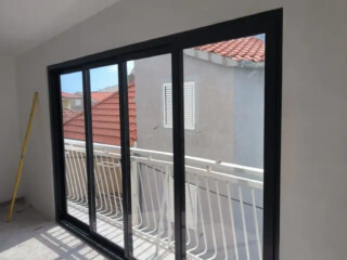 PVC klizna stijena s četiri krila u antracit boji &ndash; energetski učinkovito zatvaranje balkona i terase s dobrom toplinskom izolacijom i puno dnevnog svjetla