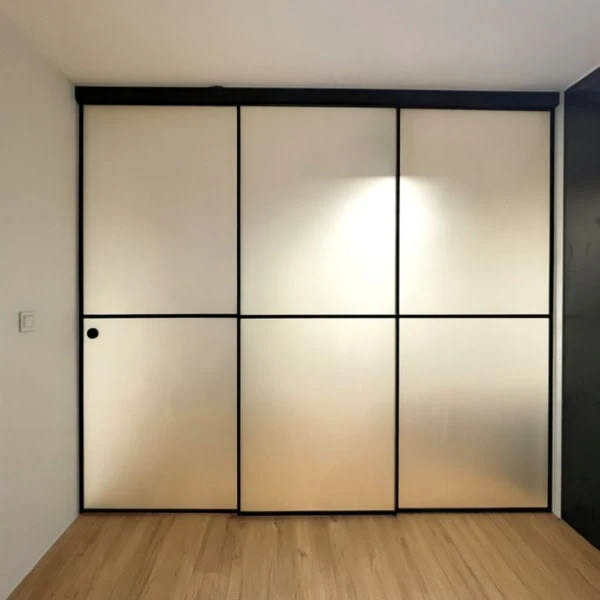 U sklopu adaptacije stana Zagreb izrađen je pregradni zid staklen klizna stijena, vinil