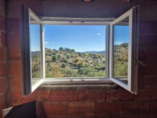 PVC prozor s otvorenim krilima &ndash; kvalitetna PVC stolarija s izvrsnom toplinskom izolacijom i puno prirodnog svjetla