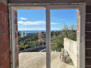 Ugradnja PVC klizne stijene u obiteljskoj kući s pogledom na more &ndash; energetski učinkovita PVC stolarija s dobrom toplinskom izolacijom