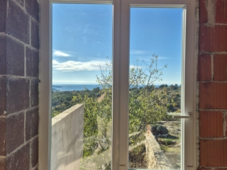 Otklopno-klizni PVC prozor nakon ugradnje &ndash; energetski učinkovita PVC stolarija s velikim staklenim povr&scaron;inama i dobrom toplinskom izolacijom